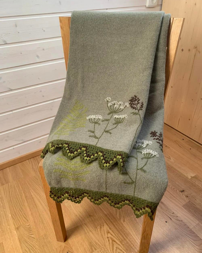 Kootud täisvillane sõba heegeldatud äärepitsiga ja tikandiga