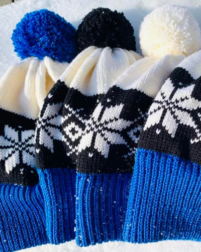 Meriinovillane Eesti lipu värvides müts